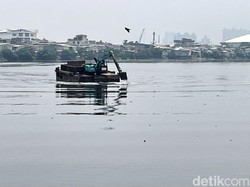 Ekskavator Hanyut di Bendungan Tertonadi Solo, Sempat Tabrak Jembatan Biru