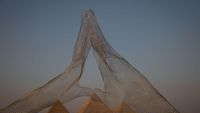 Selamat Datang di Giza! Pameran Seni Digelar di Area Piramida Agung Mesir