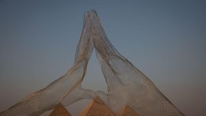 Selamat Datang di Giza! Pameran Seni Digelar di Area Piramida Agung Mesir