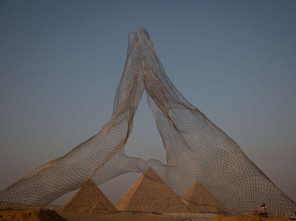Selamat Datang di Giza! Pameran Seni Digelar di Area Piramida Agung Mesir