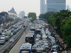 Imbas Kecelakaan Maut TransJ Vs TransJ, Tol Dalkot Macet Panjang! Imbas Kecelakaan Maut TransJ Vs TransJ, Tol Dalkot Macet Panjang!