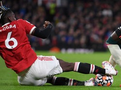 Tak sampai di situ, petaka kepada Pogba hadir di menit ke-60 setelah dirinya melakukan tekel horor kepada Naby Keita (Getty Images/Michael Regan)