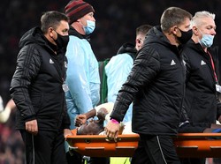 Naby Keita pun sampai ditandu untuk mendapat perawatan, dirinya juga langsung digantikan oleh Curtis Jones. Belum ada kabar terkini, seberapa parah cederanya (Getty Images/Michael Regan)