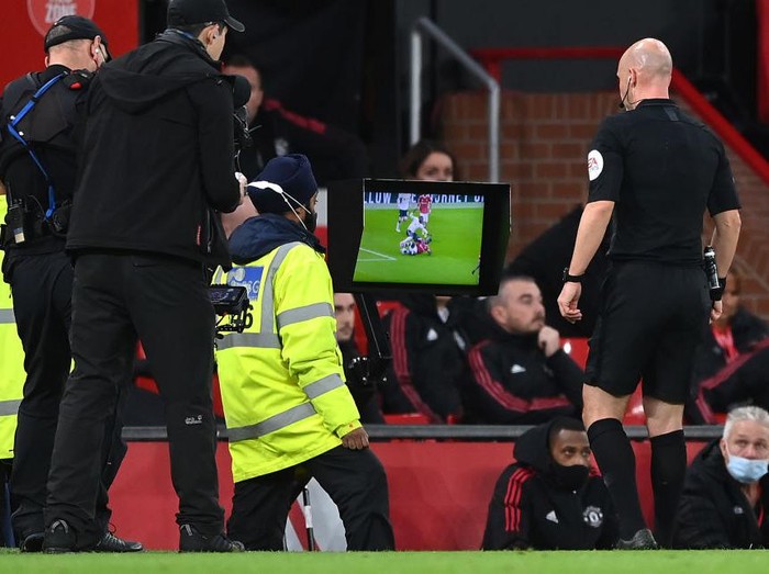 MANCHESTER, ENGLAND - OCTOBER 24: Naby Keita of Liverpool is fouled by Paul Pogba of Manchester United leading to a red card being shown following a VAR review during the Premier League match between Manchester United and Liverpool at Old Trafford on October 24, 2021 in Manchester, England. (Photo by Michael Regan/Getty Images)