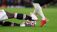 Pogba melancarkan dua kaki ketika melakukan tekel kepada Keita (Getty Images/Michael Regan)
