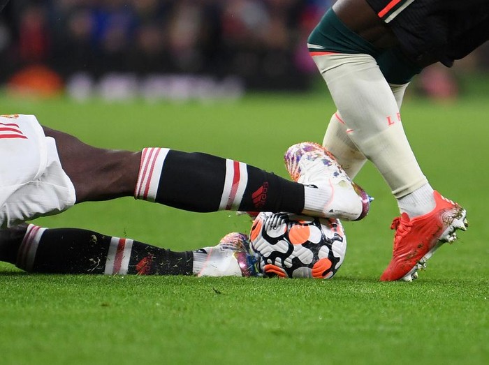 MANCHESTER, ENGLAND - OCTOBER 24: Naby Keita of Liverpool is fouled by Paul Pogba of Manchester United leading to a red card being shown following a VAR review during the Premier League match between Manchester United and Liverpool at Old Trafford on October 24, 2021 in Manchester, England. (Photo by Michael Regan/Getty Images)