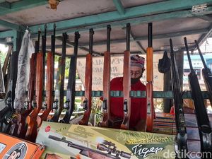 Pedagang Dekat Tanggul Hek: Setiap Air Meninggi Kita Tutup Kios