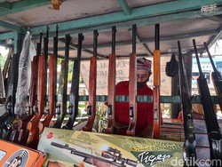 Pedagang Dekat Tanggul Hek: Setiap Air Meninggi Kita Tutup Kios