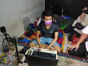 Digerebek Polisi, Pegawai Pinjol di Jakbar Tagih Utang dari Indekos! Digerebek Polisi, Pegawai Pinjol di Jakbar Tagih Utang dari Indekos!