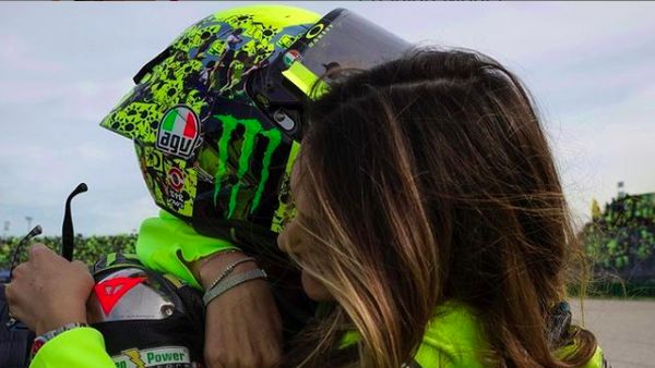 Peluk-Cium Mesra Pacar Rossi Setelah Balapan Kandang Terakhir