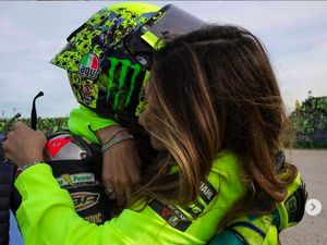 Peluk-Cium Mesra Pacar Rossi Setelah Balapan Kandang Terakhir Peluk-Cium Mesra Pacar Rossi Setelah Balapan Kandang Terakhir