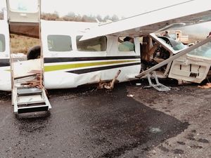 Pesawat Kecelakaan di Bandara Ilaga Papua Dievakuasi ke Pinggir Landasan