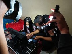 4 Pegawai Pinjol yang Ditangkap di Indekos di Jakbar Dibawa ke Polda Metro