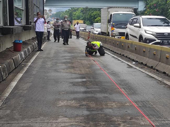 Polisi Rekonstruksi Tabrakan Maut Bus TransJ di Cawang Tewaskan 2 Orang Polisi Rekonstruksi Tabrakan Maut Bus TransJ di Cawang Tewaskan 2 Orang