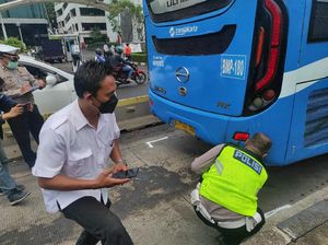 Polisi Olah TKP Kecelakaan Maut TransJ Vs TransJ di Cawang