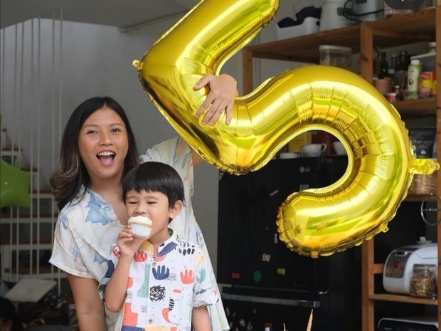 Rahne Putri, mengurus keluarga sambil bekerja dan merupakan seorang sandwich generation | Foto: instagram.com/rahneputri