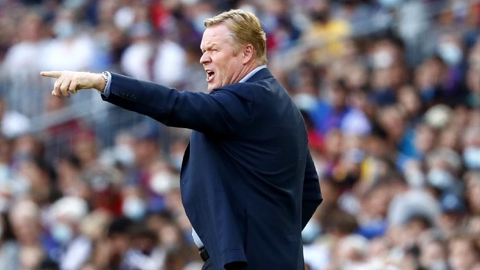 Barcelonas head coach Ronald Koeman gestures during the Spanish La Liga soccer match between FC Barcelona and Real Madrid at the Camp Nou stadium in Barcelona, Spain, Sunday, Oct. 24, 2021. (AP Photo/Joan Monfort)