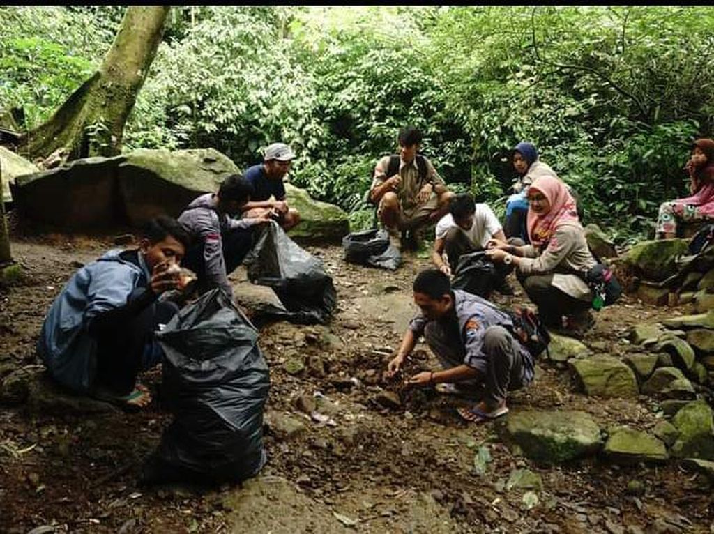 Sampah Celana Dalam di Gunung Sanggabuana Sering Ditemukan Saat Maulid
