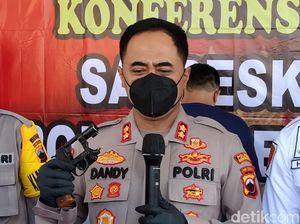 Gaya Pengawal Kades Suka Tenteng Senpi, Kini Terancam Hukuman Mati Gaya Pengawal Kades Suka Tenteng Senpi, Kini Terancam Hukuman Mati