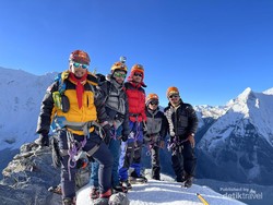 Saat Bendera Merah Putih Berkibar di Puncak Island Peak