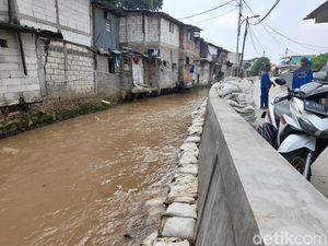 Perbaikan Tanggul Kali Baru di Bulak Rantai Jaktim Sudah Rampung Perbaikan Tanggul Kali Baru di Bulak Rantai Jaktim Sudah Rampung