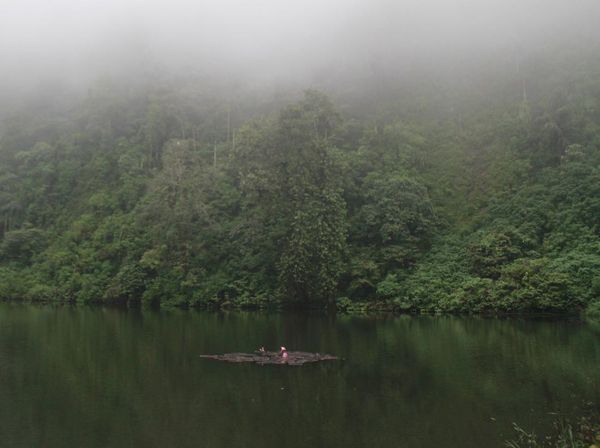 Pemandangan Syahdu dari Telaga Warna Puncak, Bogor