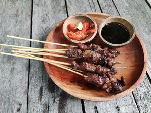 Empuk Juicy Sate Maranggi dan Tilapia Sambal Matah di Teras Rumah Nenek Empuk Juicy Sate Maranggi dan Tilapia Sambal Matah di Teras Rumah Nenek