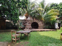 Santai di Halaman Rumah Sambil Makan Tilapia Bakar Sambal Matah