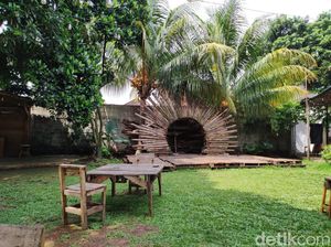 Santai di Halaman Rumah Sambil Makan Tilapia Bakar Sambal Matah Santai di Halaman Rumah Sambil Makan Tilapia Bakar Sambal Matah
