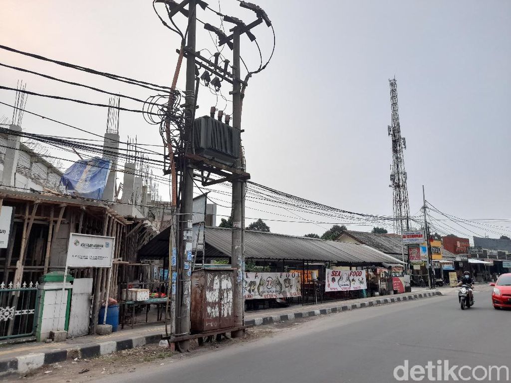 detikcom Do Your Magic: Gardu Makan Badan Jalan Ciputat, Ini Kata PLN detikcom Do Your Magic: Gardu Makan Badan Jalan Ciputat, Ini Kata PLN