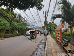 detikcom Do Your Magic: Tangsel Minta Kabel Semrawut Depan SD Ini Dibereskan!