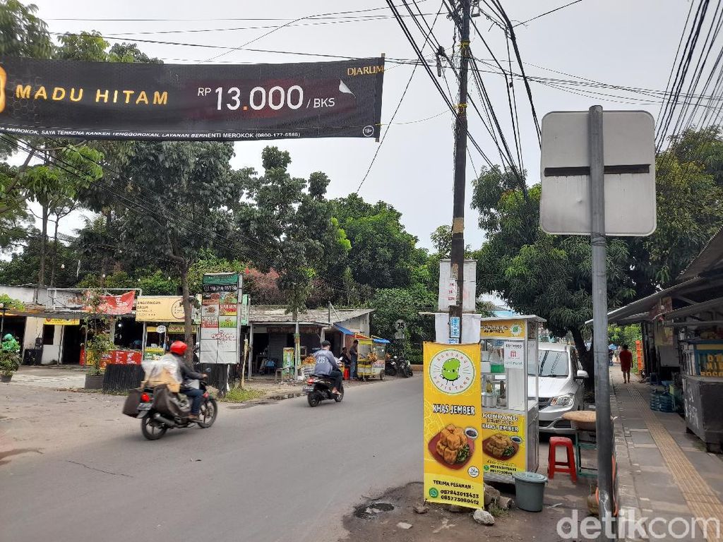 Belasan Tiang Makan Jalan Masih Menanti Dicabut dari Jl WR Supratman Tangsel