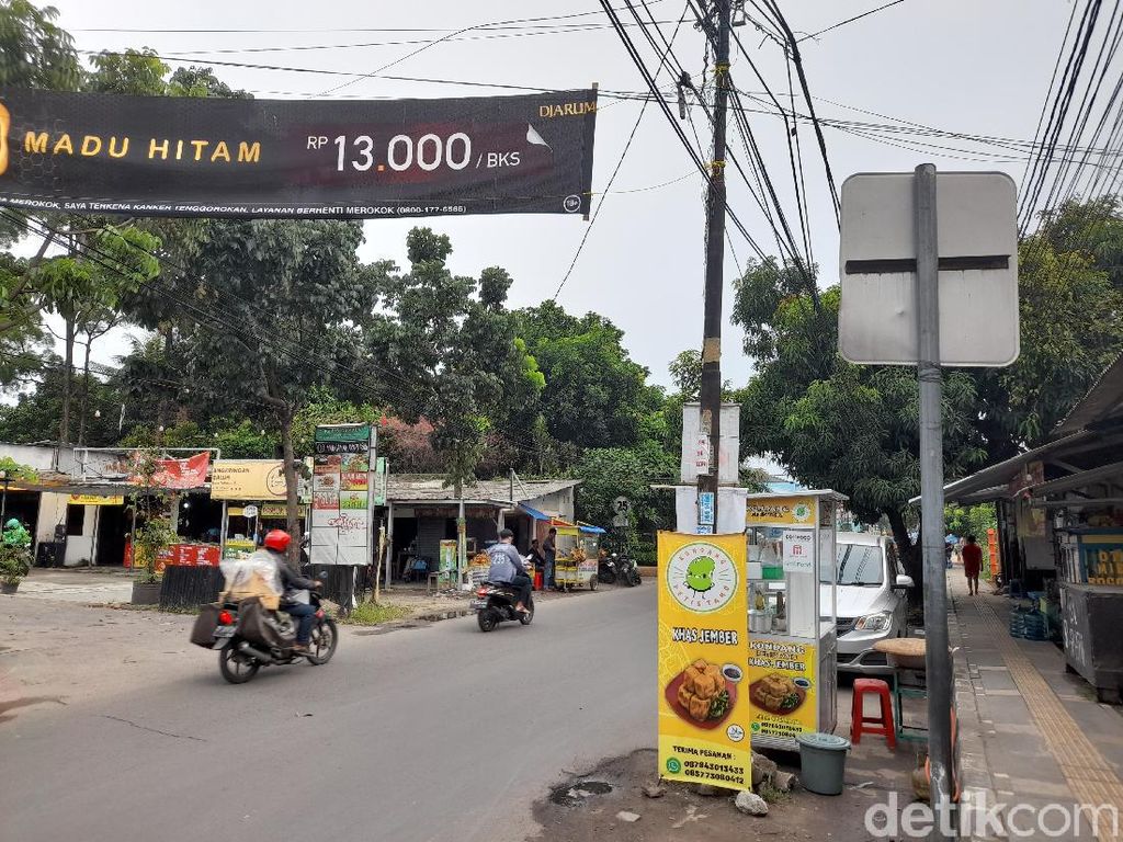 Belasan Tiang Makan Jalan Masih Menanti Dicabut dari Jl WR Supratman Tangsel Belasan Tiang Makan Jalan Masih Menanti Dicabut dari Jl WR Supratman Tangsel