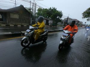 Tips Berkendara Motor Ketika Hujan, Bikers Perlu Lakukan Ini