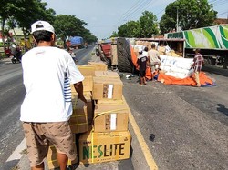 Truk Terguling Gegara Tabrak Pembatas Tengah Jalan, Dua Bikers Jadi Korban