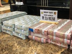 Penampakan Tumpukan Uang Tunai Rp 20,4 M Sitaan dari Pinjol Ilegal