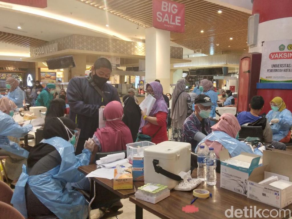 Warga Serbu Vaksinasi Pfizer di Transmart MX Malang