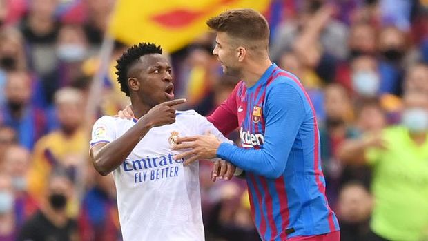 BARCELONA, SPAIN - OCTOBER 24: Vinicius Junior of Real Madrid clashes with Gerard Pique of FC Barcelona during the LaLiga Santander match between FC Barcelona and Real Madrid CF at Camp Nou on October 24, 2021 in Barcelona, Spain. (Photo by David Ramos/Getty Images)
