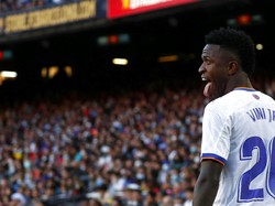 Vinicius Dicekik Alba, Ribut sama Pique, Diacungi Jari Tengah Cules