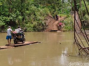 Bikin Deg-degan, Warga Pandeglang Terpaksa Naik Getek Sebrangi Sungai