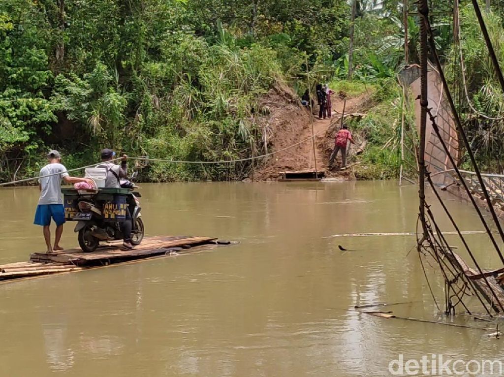 Merasakan Sensasi Naik Getek Seberangi Sungai Gegara Jembatan Gantung Ambruk