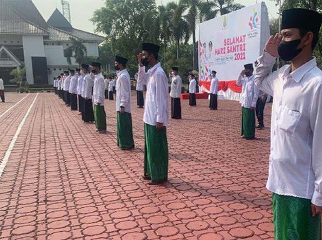 Hari Santri, IndiHome Serahkan Bantuan ke Ponpes di Tangsel Hari Santri, IndiHome Serahkan Bantuan ke Ponpes di Tangsel