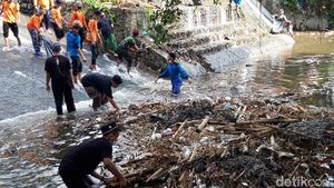 Aksi Santri di Boyolali Bersih-bersih Sungai