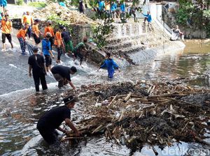 Aksi Santri di Boyolali Bersih-bersih Sungai