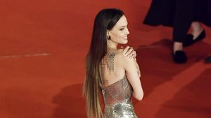 7 Gaya Angelina Jolie di Premier Eternals, Rambutnya Disebut bak Bencana