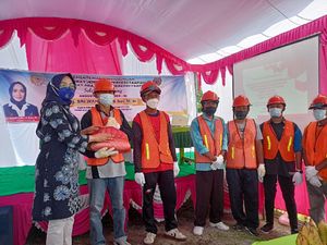 Anggota DPR RI Pantau Padat Karya Perbaikan Sarana Perkeretaapian di Ngawi