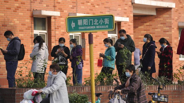 Antisipasi Kasus Baru, China Bersiap Vaksinasi Anak Usia 3-11 Tahun China bersiap untuk melakukan vaksinasi pada anak usia 3 hingga 11 tahun. Vaksinasi itu dilakukan guna mengantisipasi melonjaknya kasus COVID-19 baru.