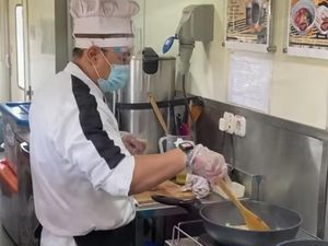 Asyik! KAI Sediakan Fasilitas Live Cooking di Kereta Jarak Jauh Asyik! KAI Sediakan Fasilitas Live Cooking di Kereta Jarak Jauh