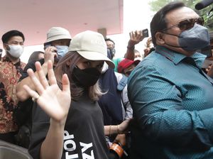 Ayu Ting Ting Kini Polisikan Akun Media Sosial KD Ayu Ting Ting Kini Polisikan Akun Media Sosial KD