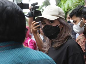 Ayu Ting Ting vs KD Lanjut, Kini Ayah Rojak Dilaporkan ke KPAI Ayu Ting Ting vs KD Lanjut, Kini Ayah Rojak Dilaporkan ke KPAI